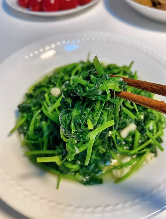 V20 Stir-fried pea shoots 清炒豆苗
